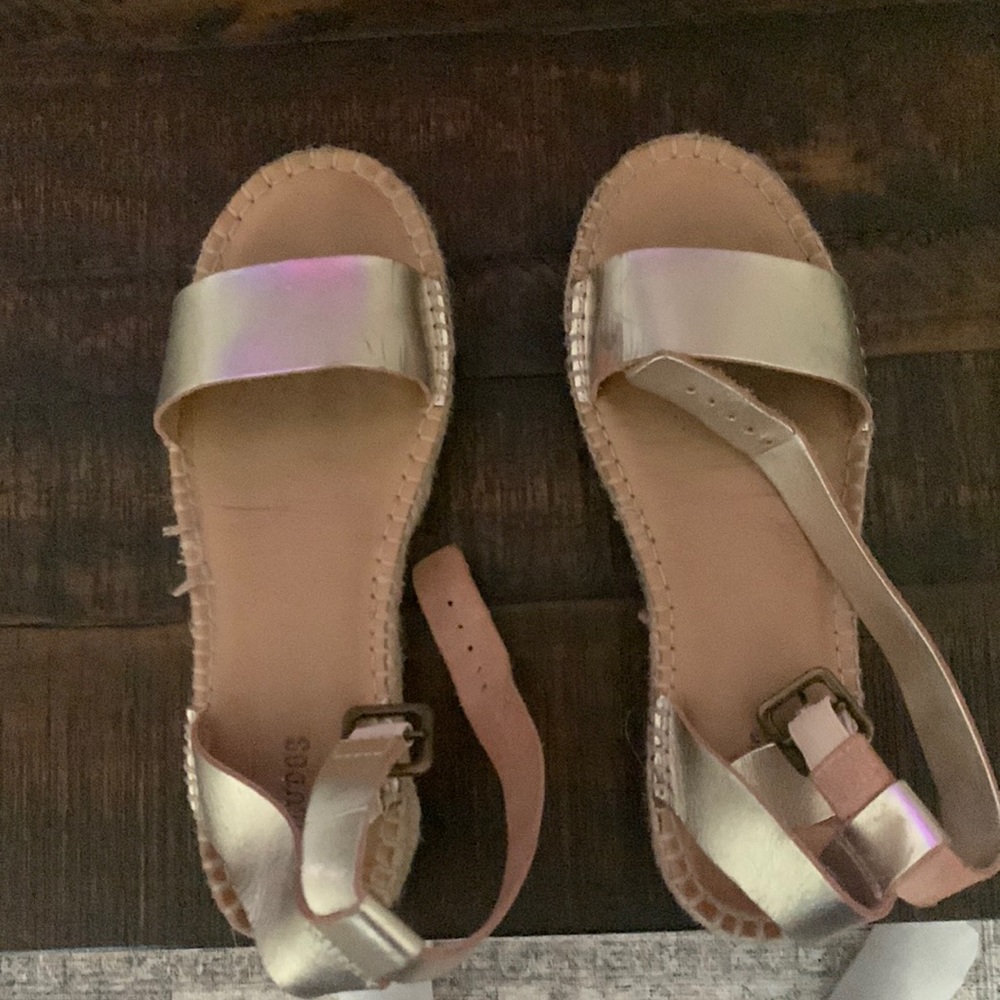 Soludos. Barely worn. A little scrap of color on right shoe which reflects inpix